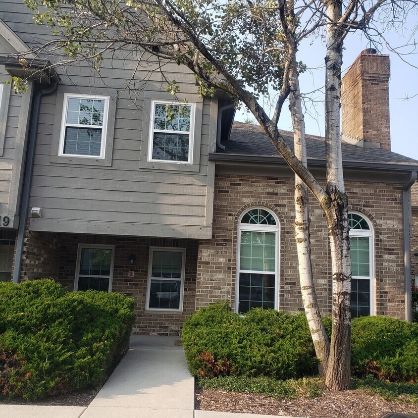 19 Foxcroft Rd Unit 119, Naperville, IL 60565 Condo for Rent in