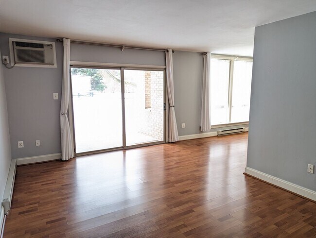Foto del edificio - Two bedroom first floor condo in Jefferson...