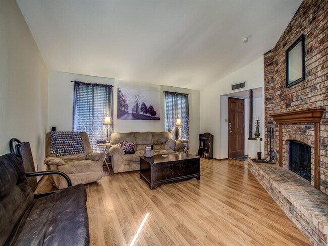 Building Photo - 920 Lockhart Dr