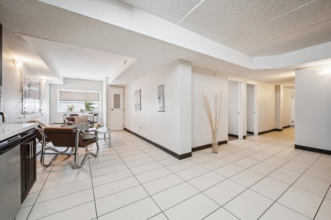 Photo du bâtiment - 110 University Ave W