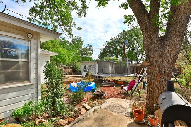 Building Photo - 801 Briarwood St