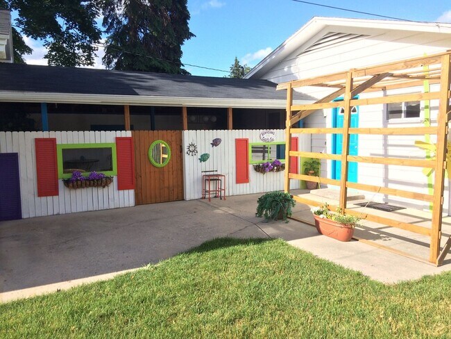 Building Photo - Wonderful Main Floor 2 Bedroom Unit Availa...