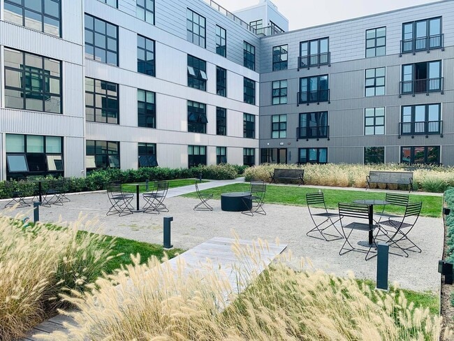 Building Photo - The Graphic Lofts
