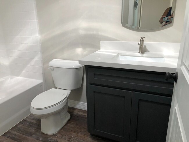 Building Photo - Spacious Townhouse with High End Finishes ...