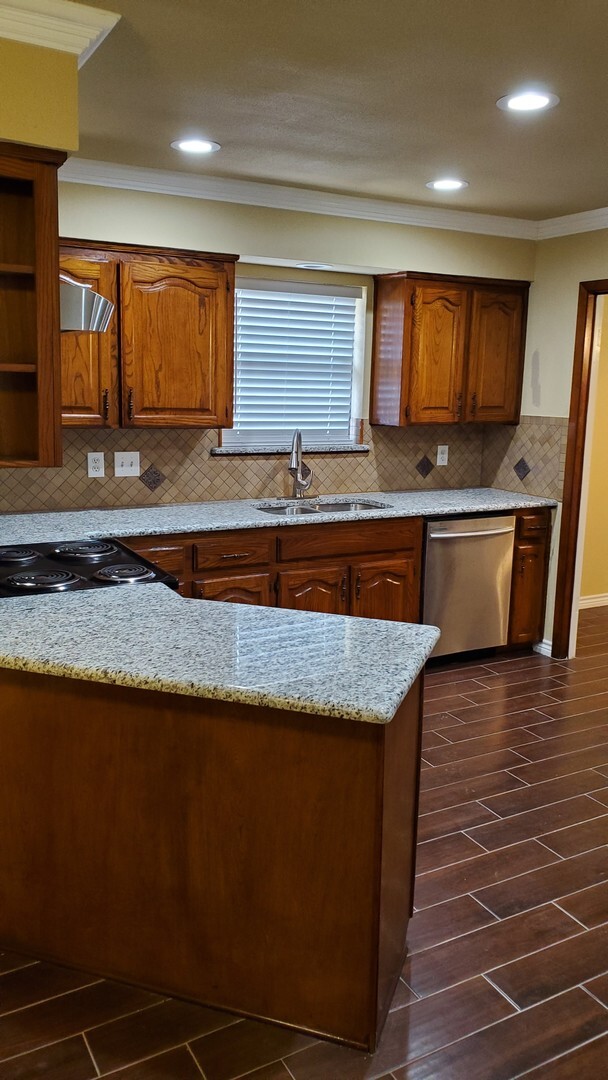 Building Photo - North Garland Gem