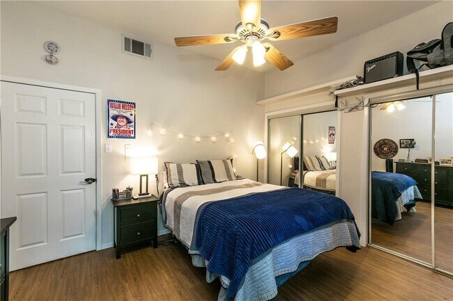 Foto del edificio - 807 W 25th St