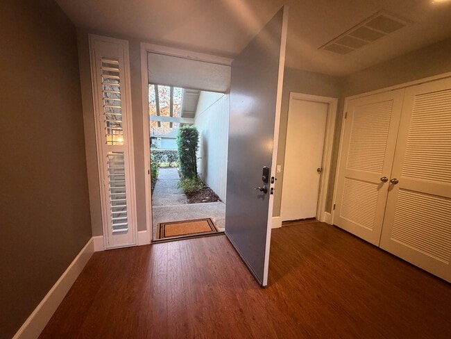 Foto del edificio - Gorgeous 3-Bedroom House in Gold River with pool