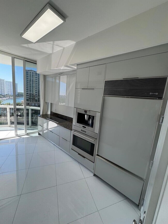 Building Photo - 15901 Collins Ave