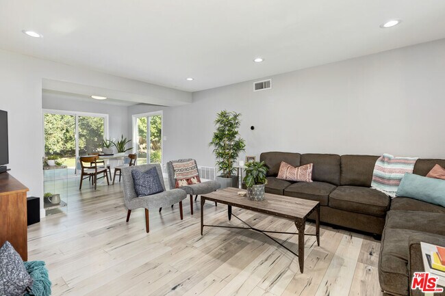 Building Photo - 628 Royalview St