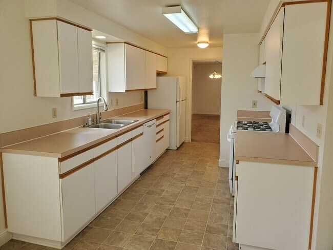 Building Photo - $2,595 - Comfortable Three Bedrooms, Two B...