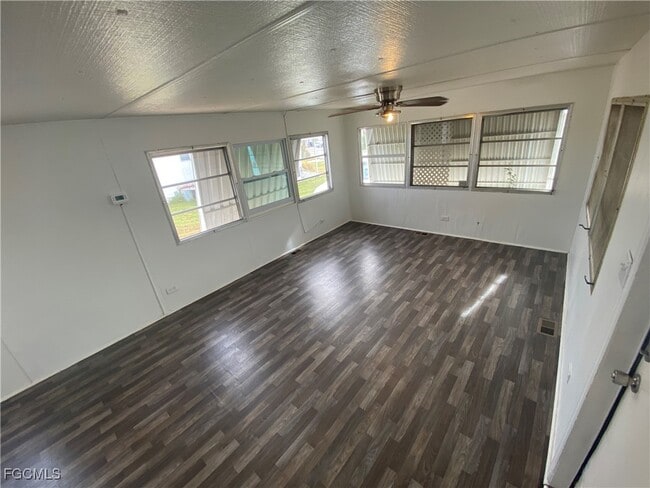 Foto del edificio - 139 Amber Ave