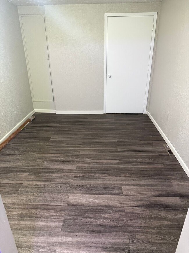 Building Photo - 2 bedroom house