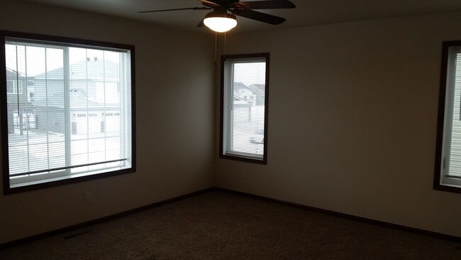 Building Photo - 3 Bed 3 Bath Twin Home
