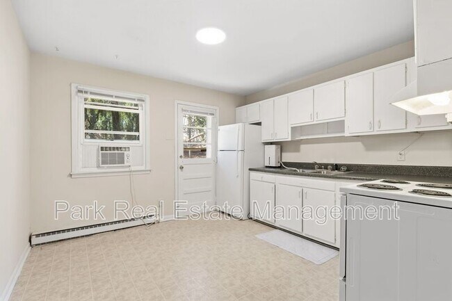 Building Photo - 635 N Columbia St