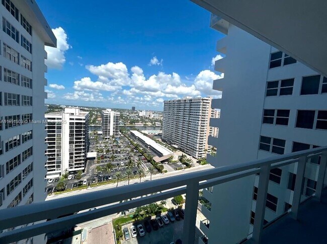 Building Photo - 2030 S Ocean Dr