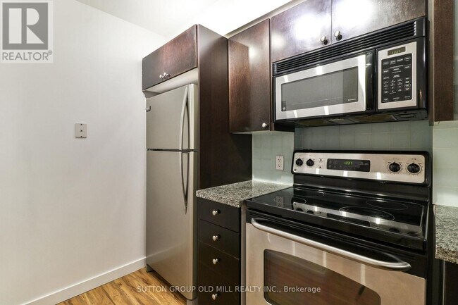 Building Photo - 1005 King St W