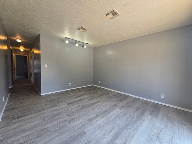 Foto del edificio - 3 Bedroom 1.5 Bath and 2 Garage home in Shawnee!