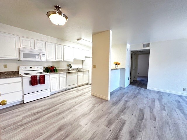 Building Photo - 5181 River Glen Dr