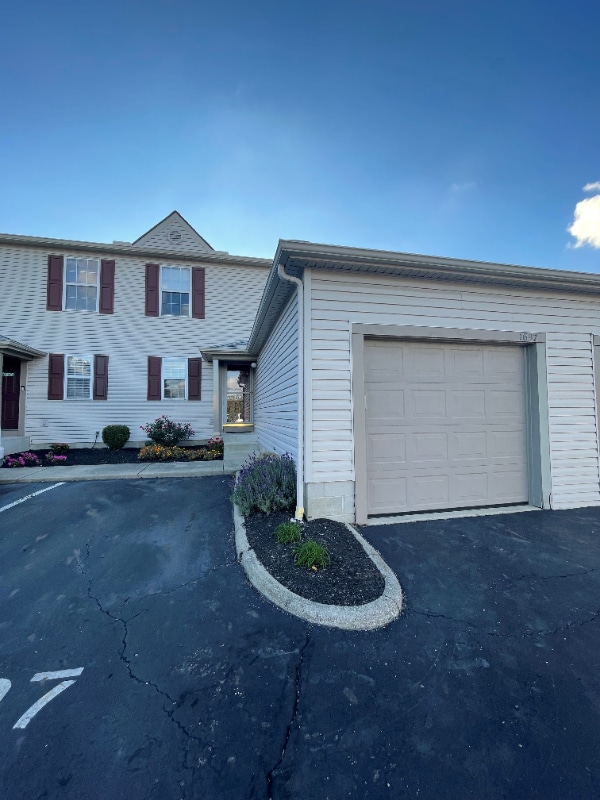 Building Photo - 1697 Ridgebury Dr