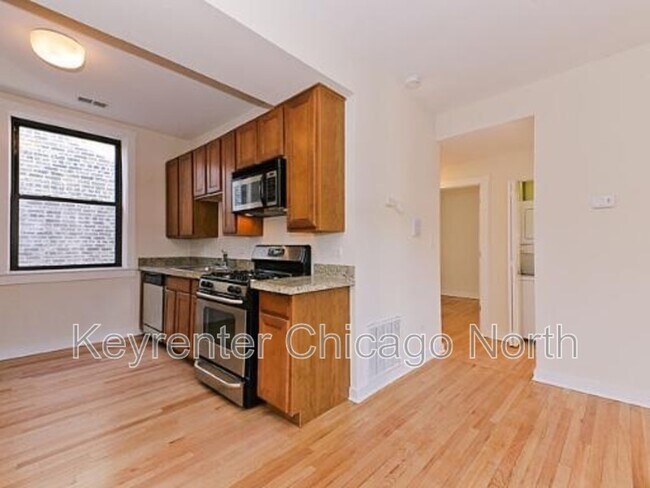 Building Photo - 907 W Cornelia Ave