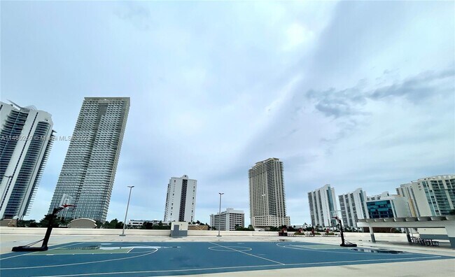 Foto del edificio - 17021 N Bay Rd