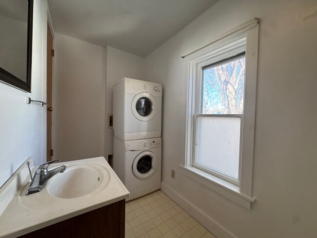 Building Photo - 326 E Vine St