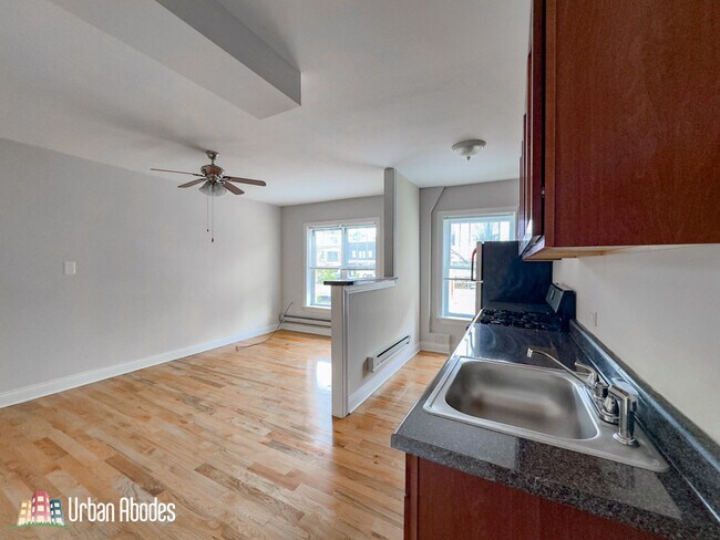 Building Photo - 955 W Cornelia Ave