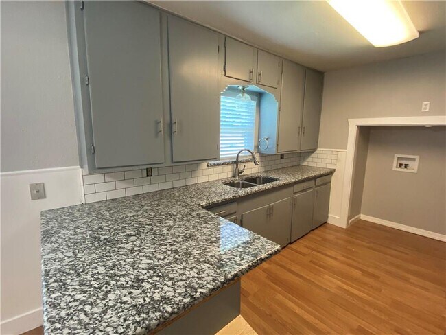 Foto del edificio - 102 E Live Oak St