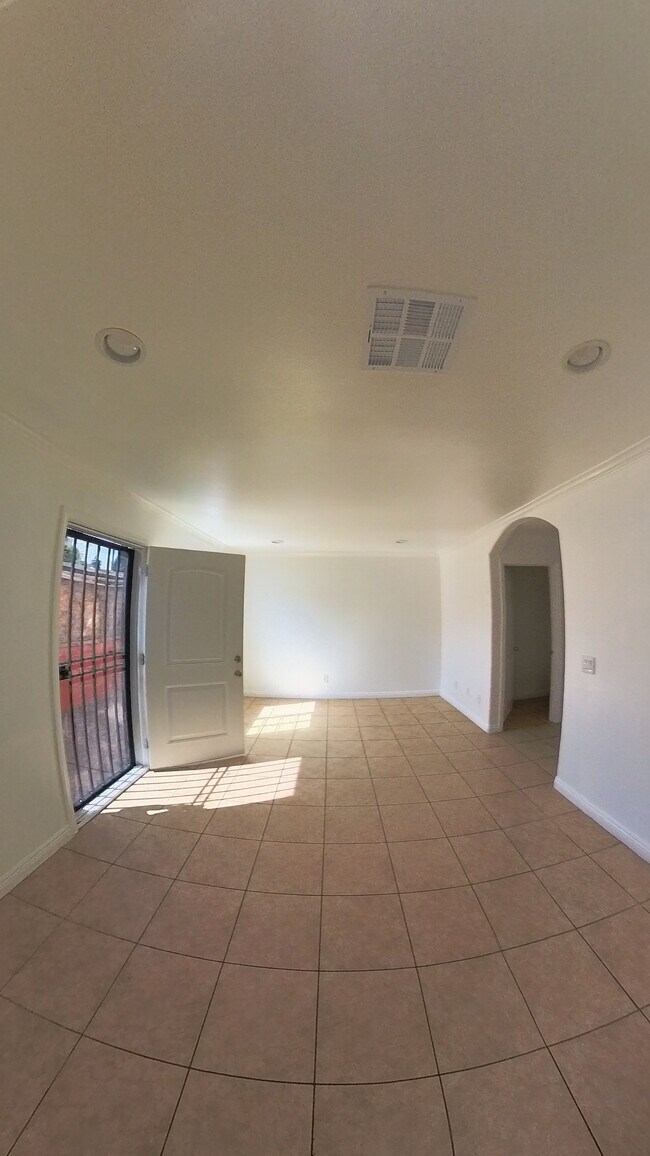 Building Photo - 1302 S Willowbrook Ave