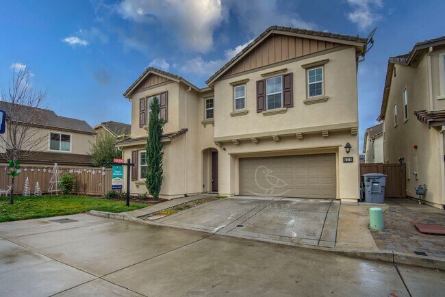 Foto del edificio - Large 4 bdrm 3 bthm home + Great entertain...