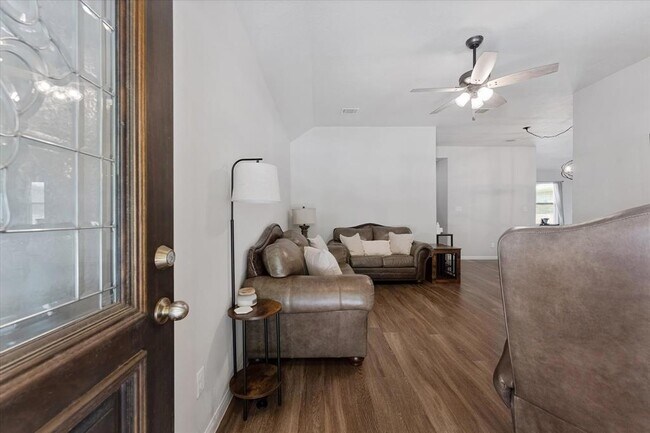 Foto del edificio - 3615 Spy Glass Hill Dr