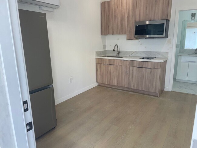 Foto del edificio - 1376 Edgecliffe Dr