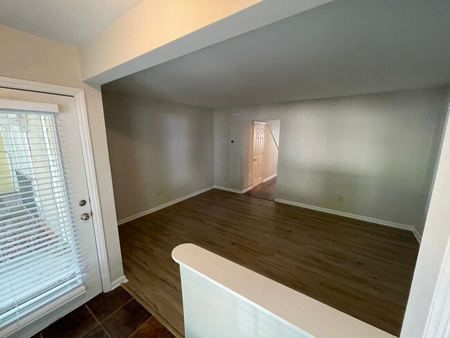 Foto del edificio - End Unit Townhome in Elizabeth/Plaza Midwo...