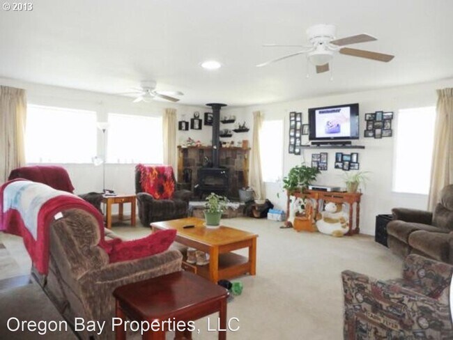 Building Photo - 3 br, 2.5 bath House - 212 Merchant