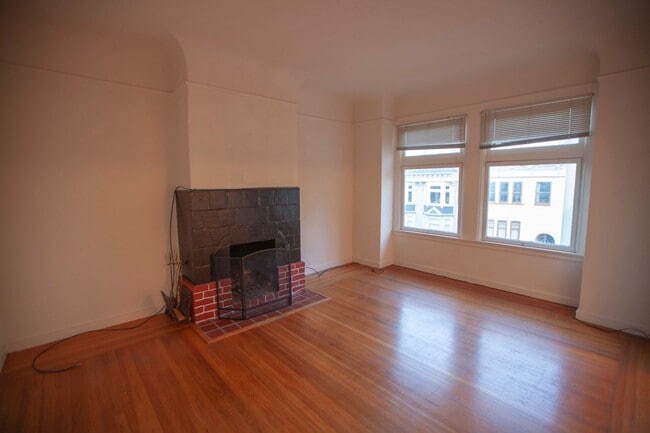 Building Photo - 128