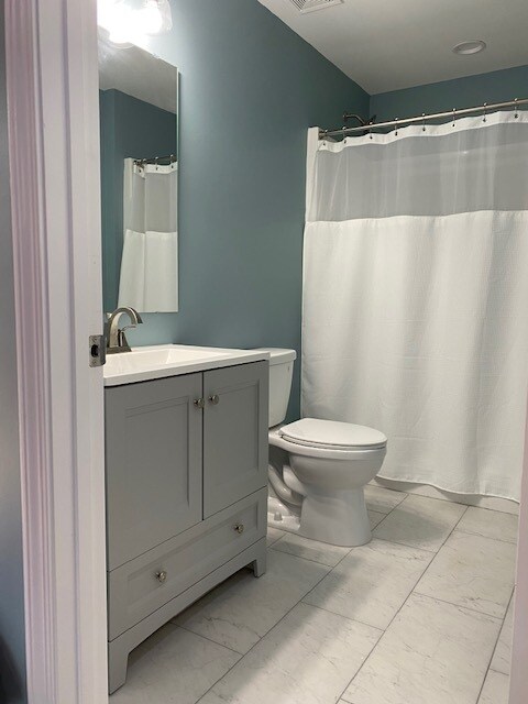 Full Bath - 3076 Rollingwood Ln SE