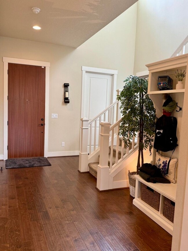 Foto del edificio - Spacious 4 BD Home with Private Backyard &...