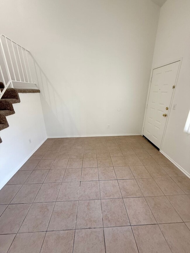Building Photo - 2.5 Bed + 1.5 Bath + 2 Car Garage + Centra...