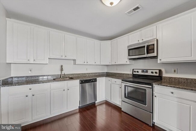 Building Photo - 5202 Drawbridge Ct