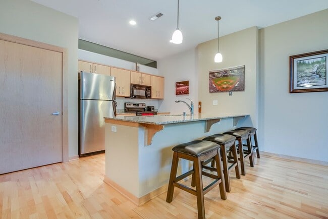 Kitchen w/ breakfast area - 601 E Ogden Ave