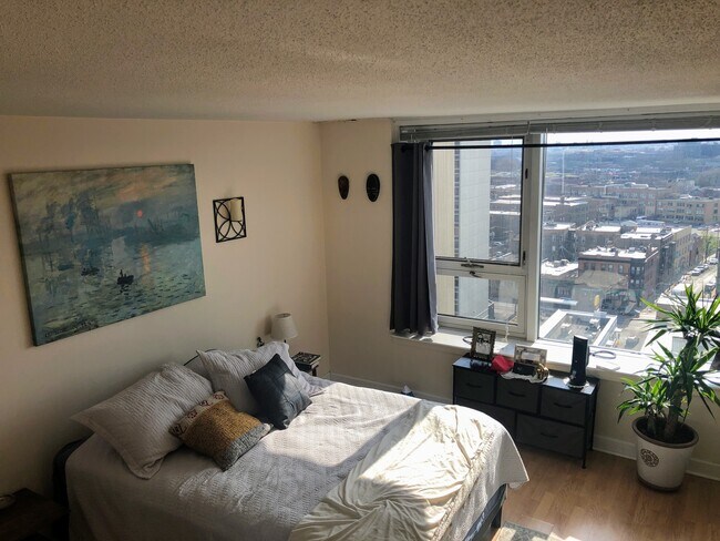 Bedroom - 2728 N Hampden Ct