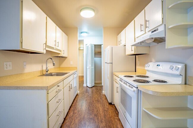 Foto del edificio - Camelot - 2 bedrooms + den