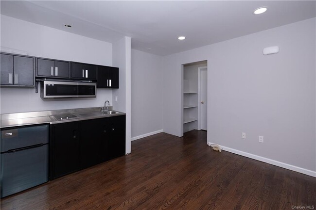 Building Photo - 142 E Sunnyside Ln