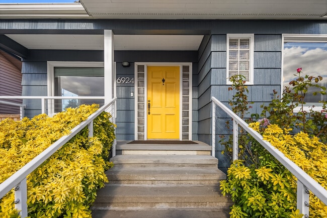 Building Photo - 6924 38th Ave SW