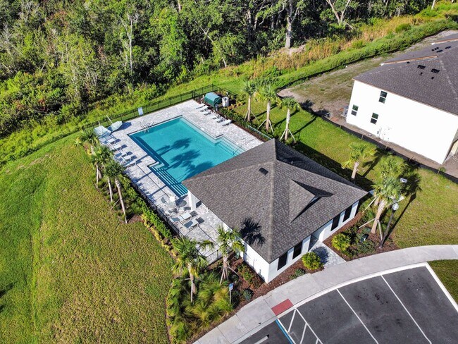Foto del edificio - New Corner Unit Townhome Now Available - P...