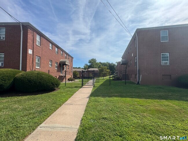 Foto del edificio - 752 New Britain Ave