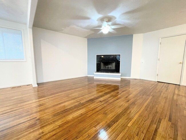 Building Photo - Large 2 Bed, 1 Bath