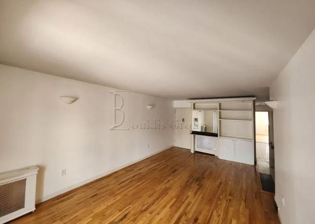 Foto del edificio - 3 bedroom in ASTORIA NY 11106