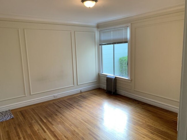 Building Photo - Large remodeled eat in kitchen