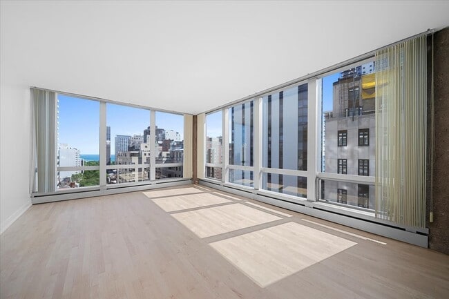 Building Photo - 1300 N Astor St